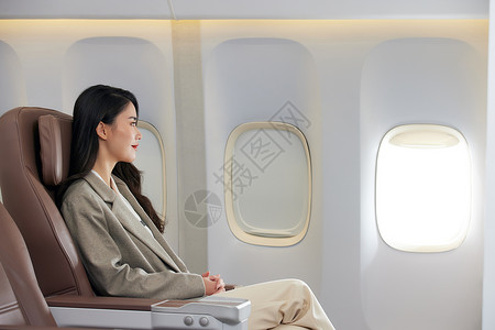年轻商务女性乘坐飞机出差背景