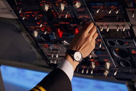 旅行按钮飞行员驾驶飞机旋转按钮手部特写背景