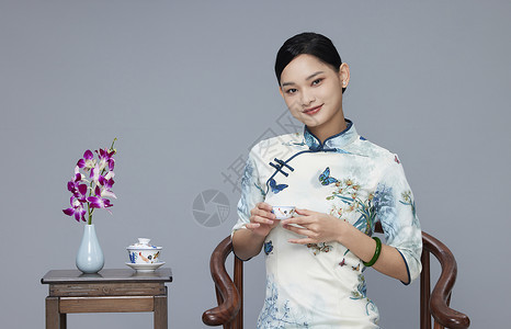 年轻国风女性喝茶形象图片