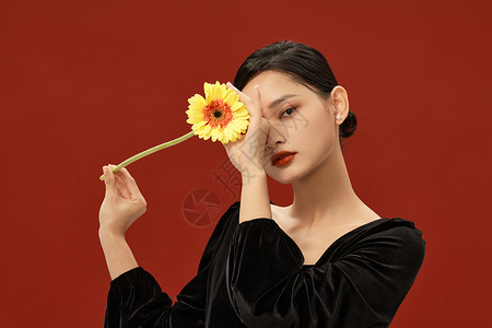 中国红口红鲜花与复古美女背景