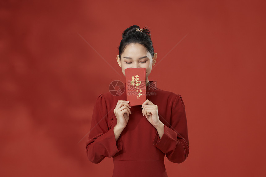 手拿红包的复古新年国风美女图片