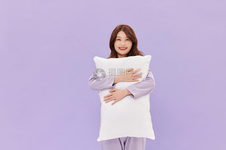 睡衣少女环抱枕头图片