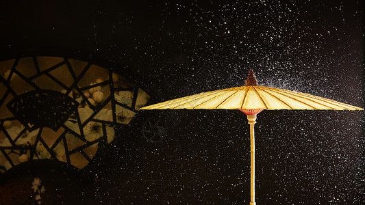 雨中的中国传统古风油纸伞背景图片
