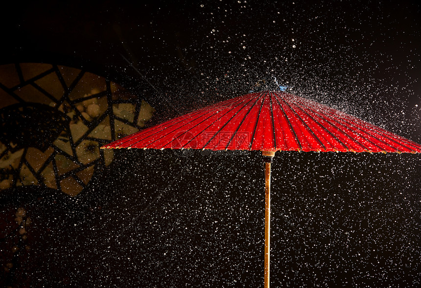 淋了雨的中国传统古风油纸伞图片