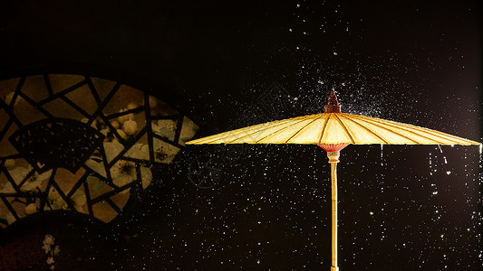 雨中的传统中国风油纸伞高清图片