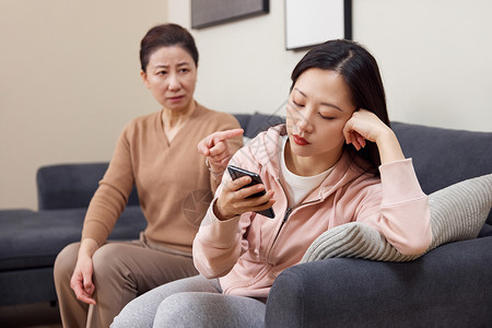 吵架指责儿媳的婆婆图片