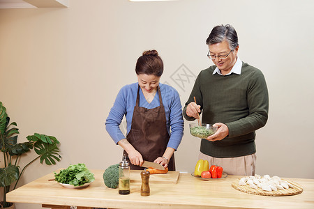 恩爱的老年夫妻包饺子图片