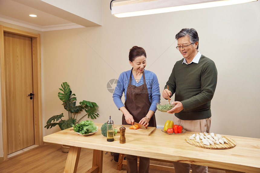 恩爱的老年夫妻包饺子图片