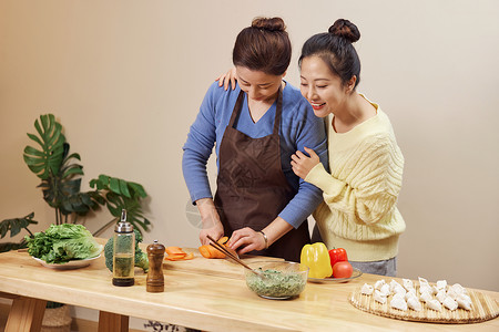 女儿和妈妈在厨房一起包饺子图片