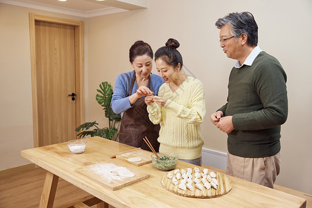 一家人在家包饺子图片