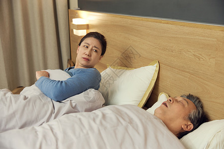 受不了丈夫睡觉打呼的妻子高清图片