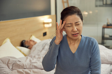 睡眠不佳妻子受不了丈夫睡觉打呼背景