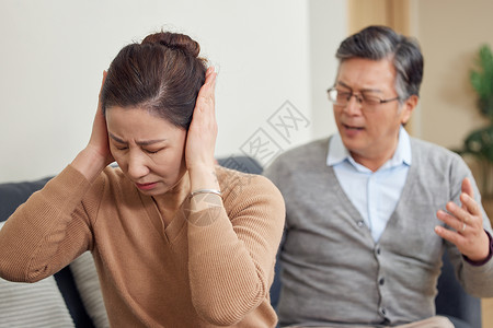 老年人头痛中年夫妻吵架女性捂耳朵背景