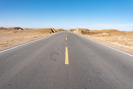 孤独的戈壁公路高清图片