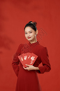 手拿红包的青年女性过新年背景图片