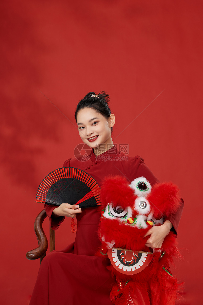 手拿红包的复古新年国风美女图片