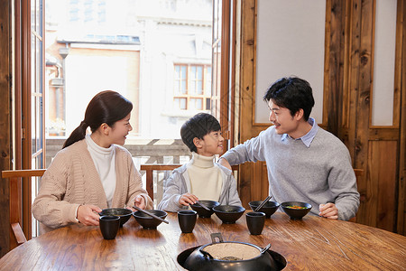 火锅店吃重庆火锅的幸福家庭背景图片