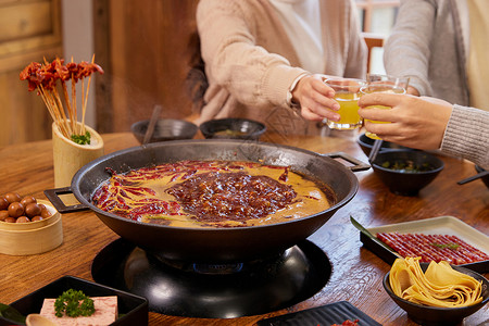 吃火锅碰杯庆祝特写图片