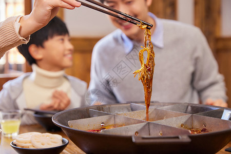 火锅店涮毛肚特写背景图片