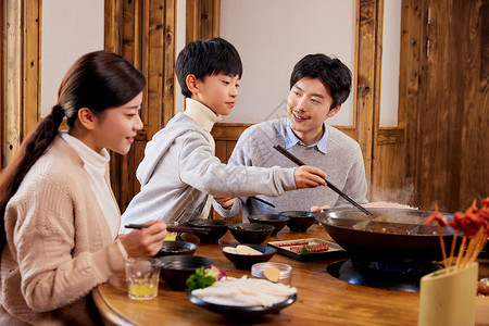 火锅店吃重庆火锅的幸福家庭高清图片