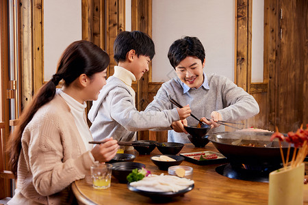 火锅店吃重庆火锅的幸福家庭背景图片