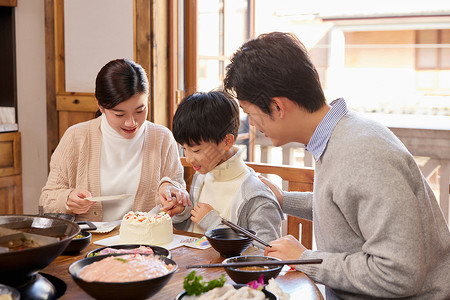 一家三口火锅店开心过生日图片