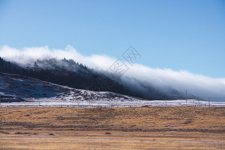 川西塔公草原的雪山云雾高清图片