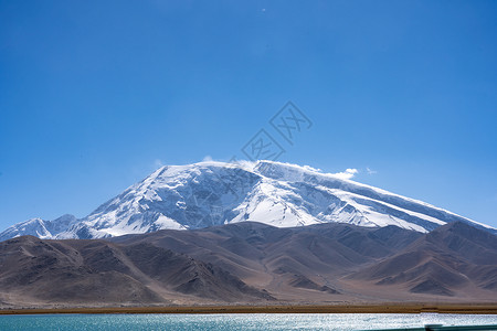 喀拉邦新疆塔县帕米尔高原慕士塔格峰背景