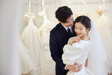 喜庆的小素材新郎为新娘整理服装背景