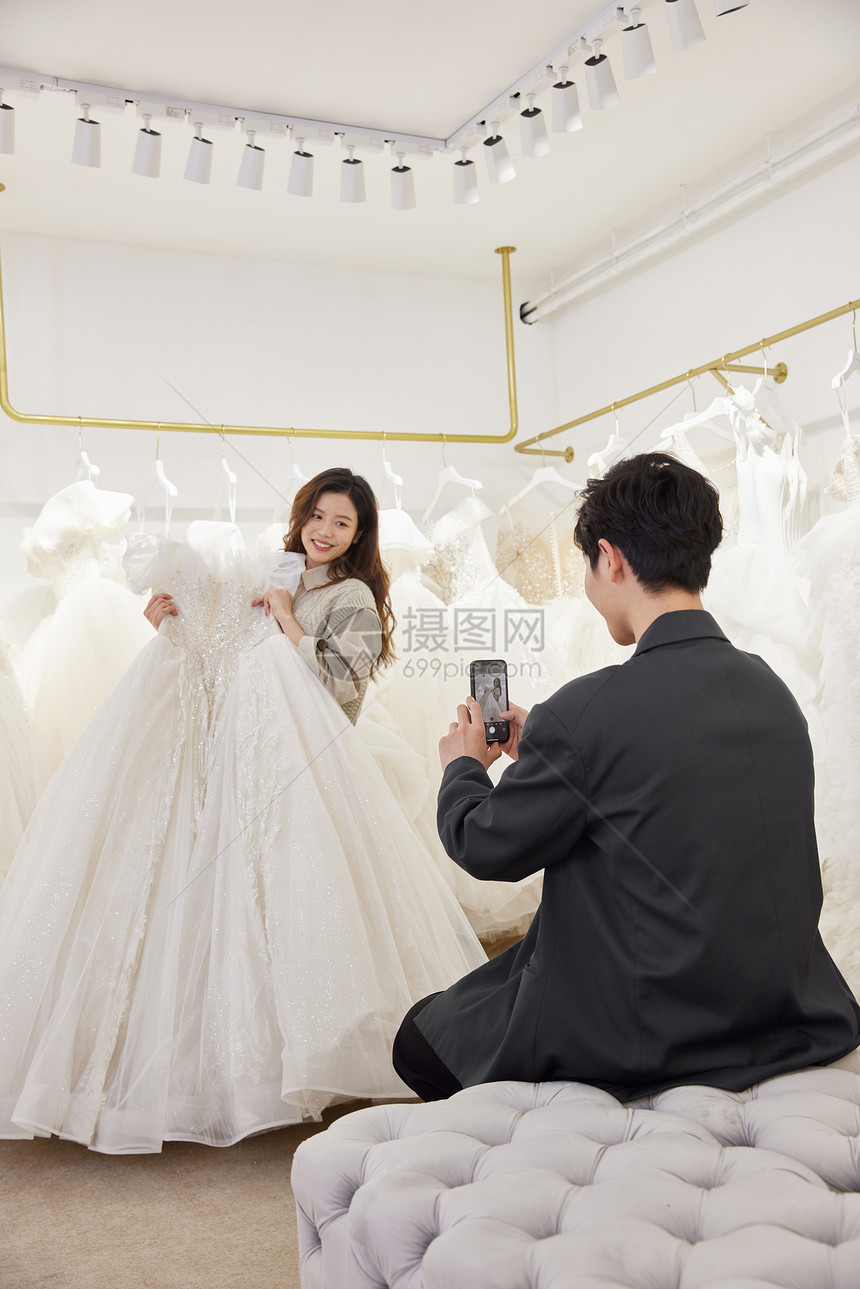 女性在婚纱店试穿婚纱图片