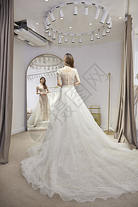 美女穿着婚纱站在镜子前高清图片