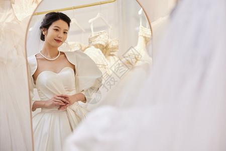 对着镜子试婚纱的美女图片