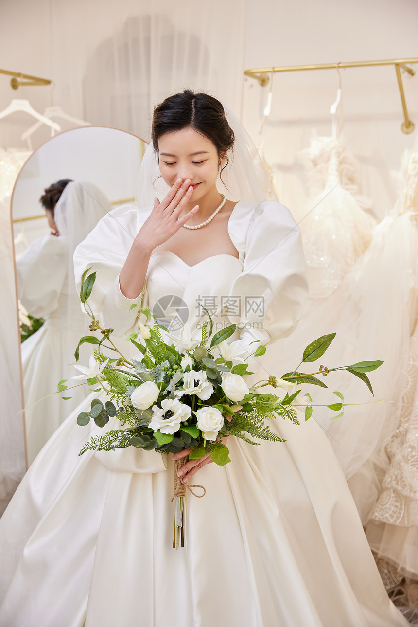 手握捧花的新娘形象图片