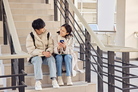 坐在教学楼台阶玩手机的校园情侣图片