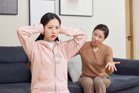 花婆婆在家争吵的婆媳背景