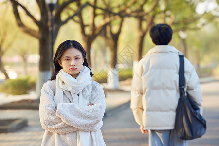 吵架闹矛盾的校园情侣背景图片