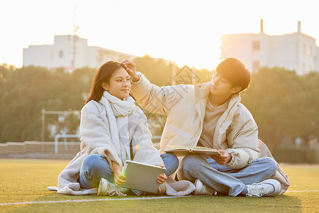 大学生情侣操场打闹玩耍图片