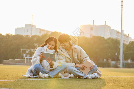 在校园操场讨论学习的大学生图片