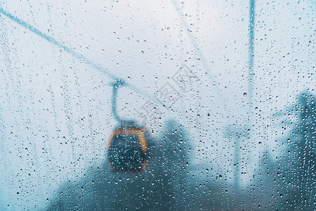 四川西岭雪山静谧窗外下雨缆车高清图片