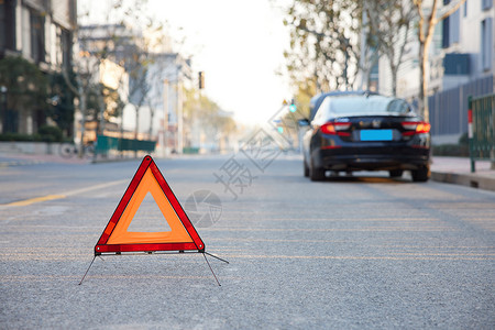 白牌车素材马路上的汽车故障警示牌背景