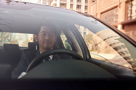 男性专车司机驾驶汽车形象图片
