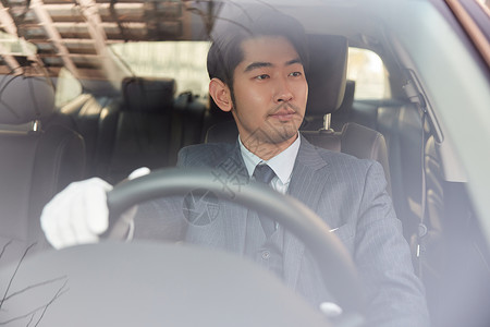 男性专车司机手握方向盘驾驶汽车高清图片