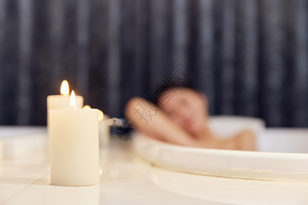 夜晚浴缸泡澡的年轻女性背景图片