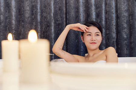 浴缸泡澡享受生活的青年女性图片