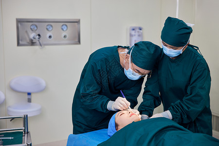 手术台上给患者做手术的医生图片