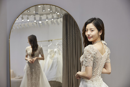 婚纱店试穿婚纱的女性背景图片