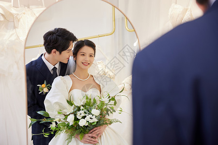 中国风情侣礼服婚礼前恩爱的新郎和新娘背景