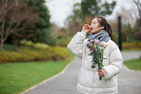 春季户外花粉过敏的女性图片