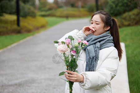 对花粉过敏难受的女性图片