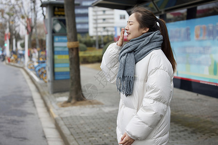 女性户外过敏鼻炎打喷嚏图片